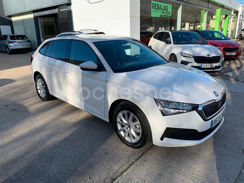Usado Skoda Scala Active 95 CV (69 kW) 2022 Blanco Utilitario