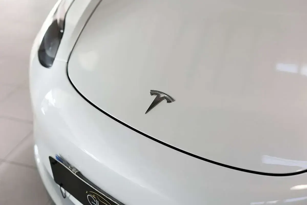 Używany Tesla Model 3 350 kW (476 KM) 2022 Biały Sedan/Limuzyna