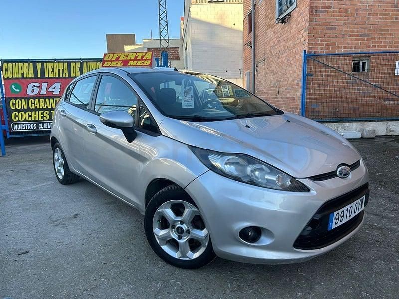 Usado Ford Fiesta Trend 68 CV (50 kW) 2010 Gris / plata Utilitario