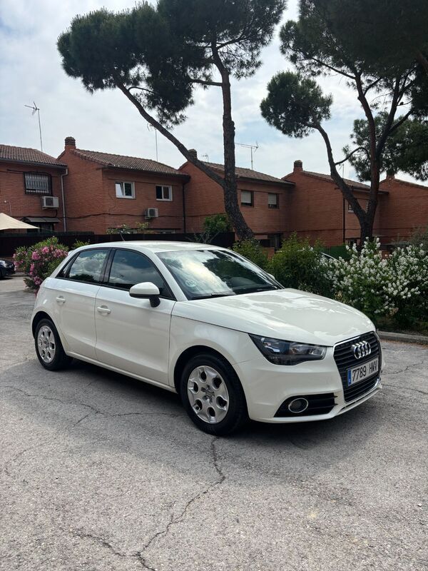 Blanco Usado 2012 Audi A1 Ambition Utilitario | 7999 € (Caro) - Imagen 1/4