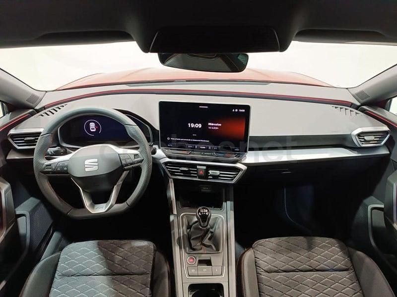 Usado Seat Leon FR 116 CV (85 kW) 2025 Rojo Berlina