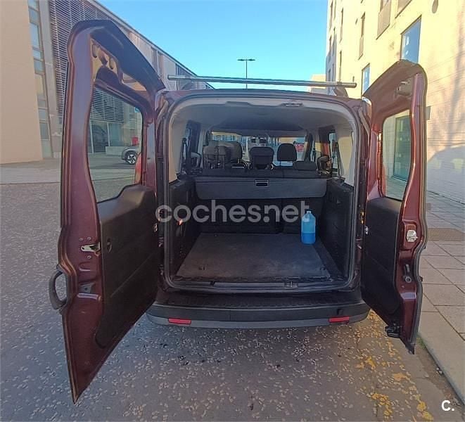 Usado Fiat Doblò Active 90 CV (66 kW) 2015 Granate Monovolumen