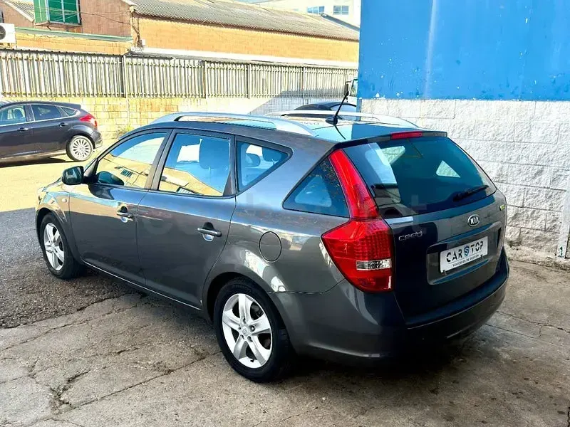 Begagnad Kia Ceed Plus 90 HK (66 kW) 2012 Grå Halvkombi