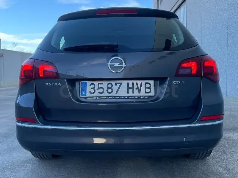 Usado Opel Astra Excellence 110 CV (80 kW) 2014 Gris / plata Familiar