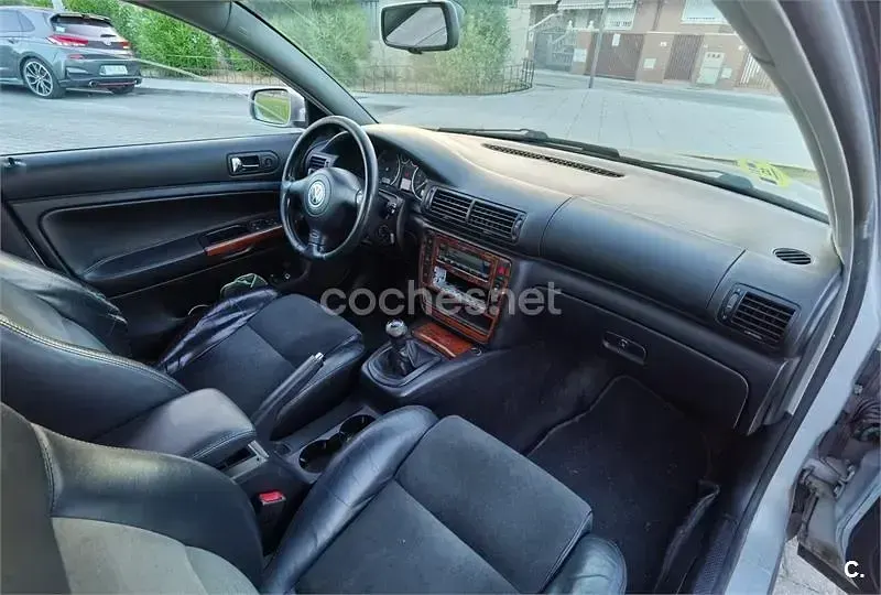Usado VW Passat Highline 150 CV (110 kW) 2002 Gris / plata Berlina