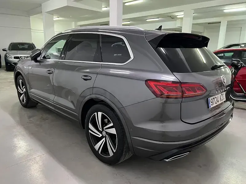 Usado VW Touareg R-line 286 CV (210 kW) 2019 Gris / plata SUV