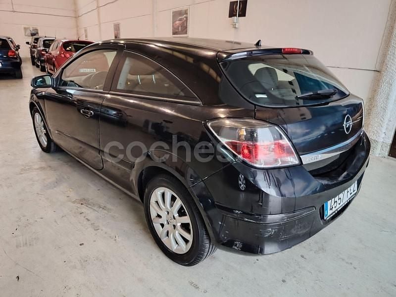 Usado Opel Astra GTC Enjoy 105 CV (77 kW) 2007 Negro Berlina