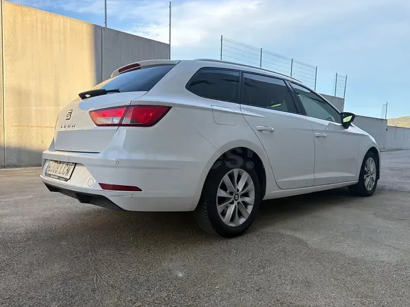 Usado Seat Leon Style 130 CV (95 kW) 2019 Blanco Familiar