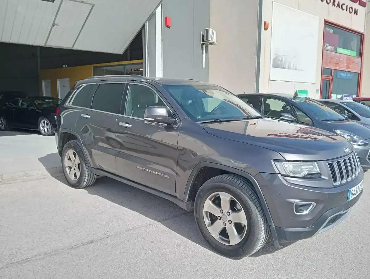 Usado Jeep Grand Cherokee Overland 250 CV (183 kW) 2014 Gris / plata SUV