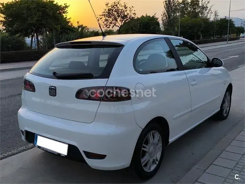 Usado Seat Ibiza 85 CV (62 kW) 2008 Blanco Berlina