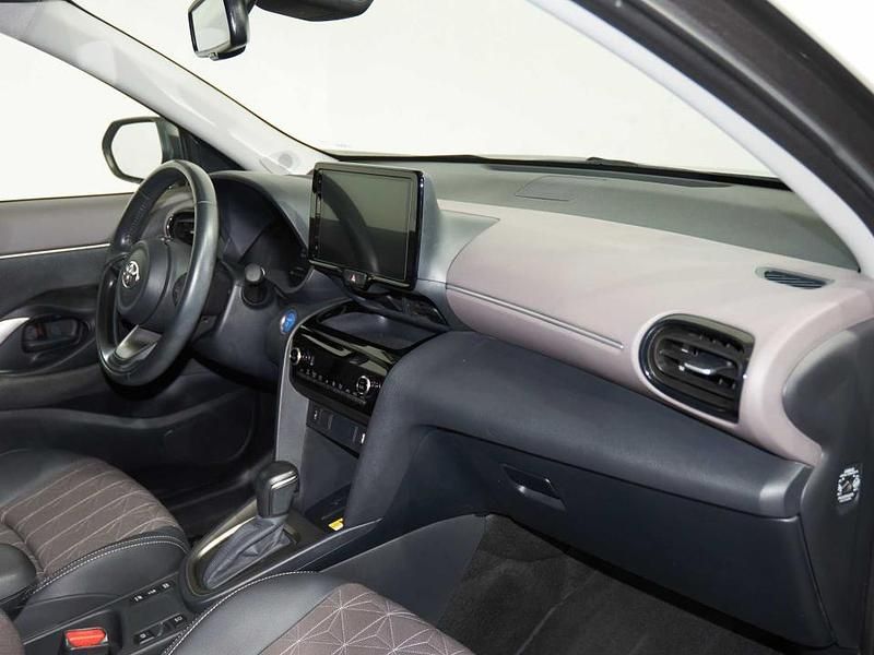 Usado Toyota Yaris Hybrid Style 116 CV (85 kW) 2021 Gris