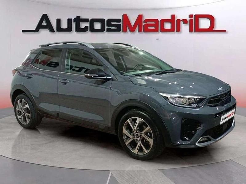 Usado Kia Stonic GT-Line 121 CV (88 kW) 2021 Gris / plata SUV