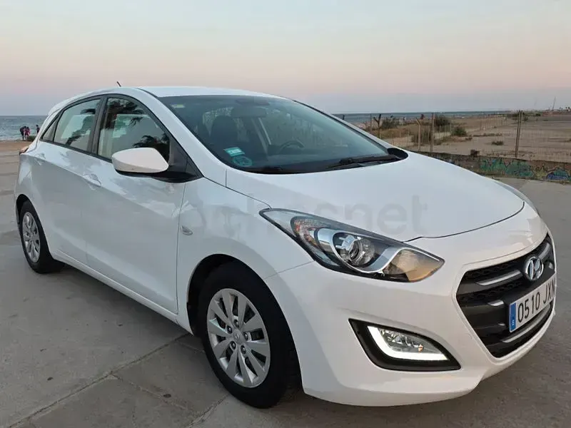 Usado Hyundai i30 90 CV (66 kW) 2017 Blanco Berlina