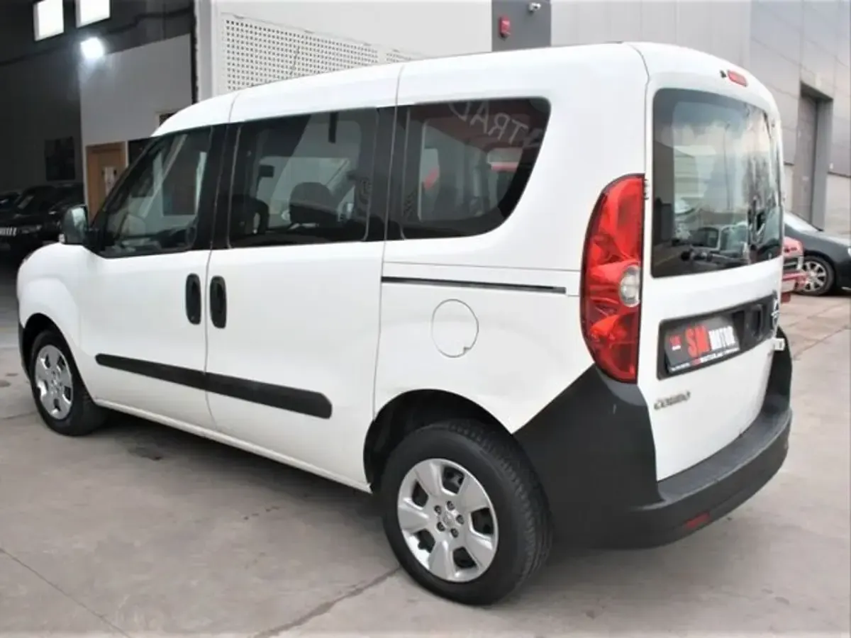 Usado Opel Combo Expression 90 CV (66 kW) 2015 Blanco Monovolumen