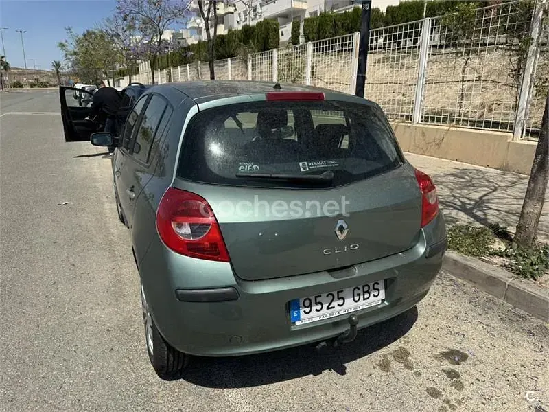 Usado Renault Clio II Privilege 85 CV (62 kW) 2008 Verde Berlina