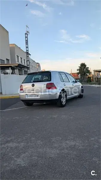 Usado VW Golf IV Highline 130 CV (95 kW) 2002 Gris / plata Berlina