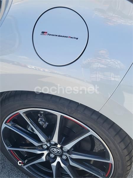 Usado Toyota Yaris Hybrid Plus 130 CV (95 kW) 2024 Gris / plata Berlina