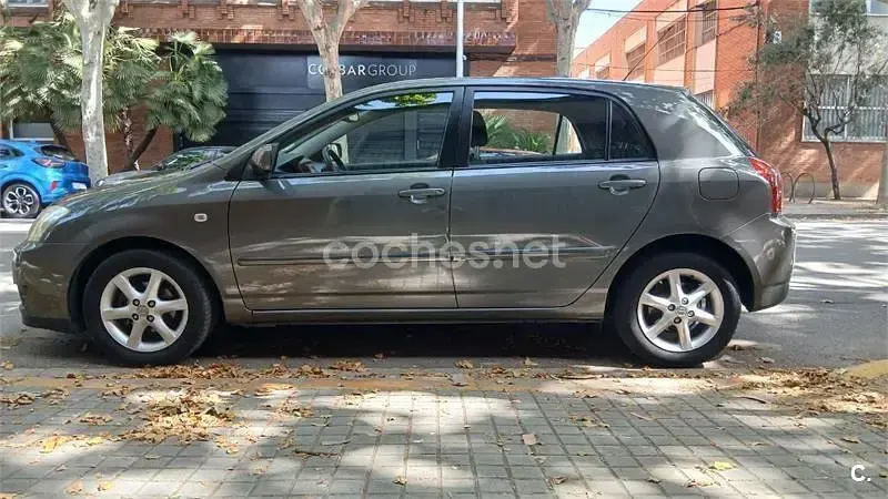 Usado Toyota Corolla Sol 110 CV (80 kW) 2004 Gris / plata Berlina