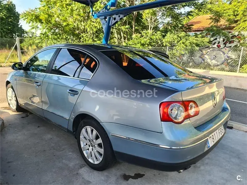 Usado VW Passat Highline 140 CV (102 kW) 2006 Azul Berlina