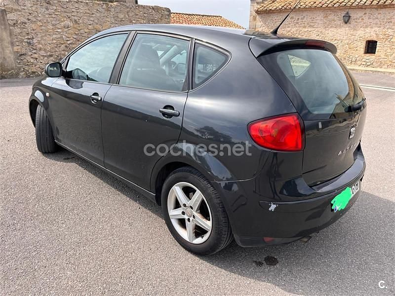 Usado Seat Altea Ecomotive 105 CV (77 kW) 2009 Gris / plata Monovolumen