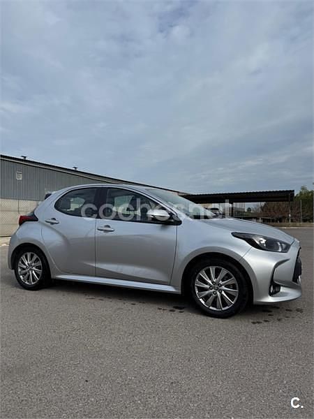 Usado Toyota Yaris Hybrid Active 116 CV (85 kW) 2022 Gris / plata Berlina
