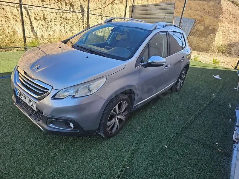 Usado Peugeot 2008 Allure 92 CV (67 kW) 2015 Gris / plata SUV