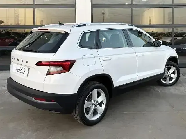 Usado Skoda Karoq Ambition 150 CV (110 kW) 2023 Blanco SUV