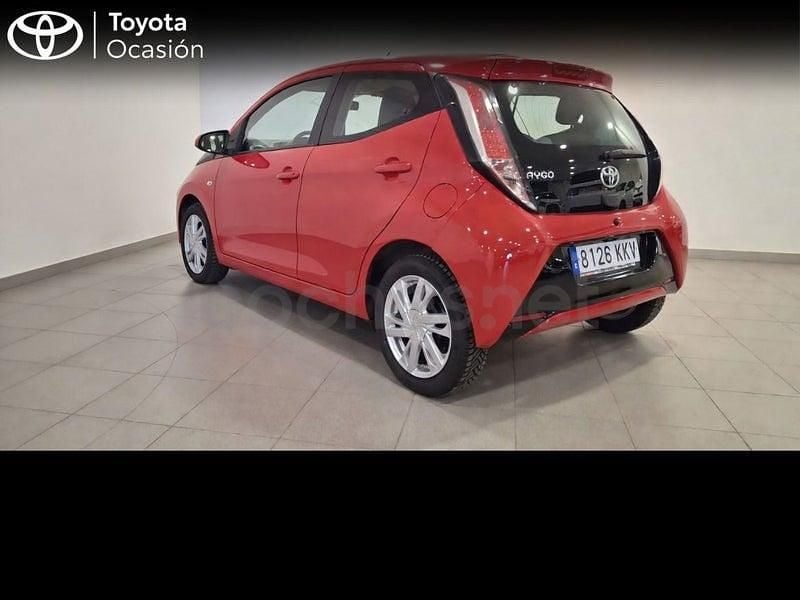 Usado Toyota Aygo X-play 69 CV (50 kW) 2018 Rojo Utilitario
