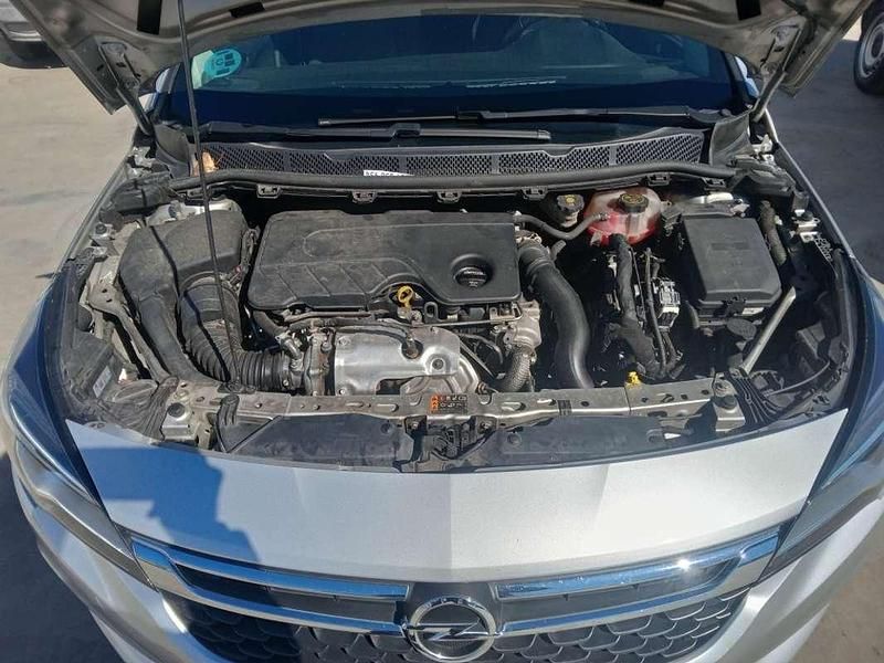 Usado Opel Astra Selective 136 CV (100 kW) 2019 Plateado Familiar