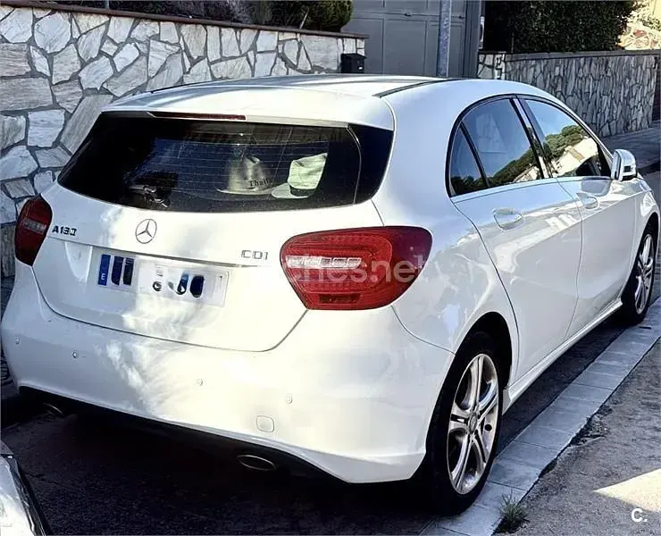 Usado Mercedes A180 Urban 109 CV (80 kW) 2015 Blanco Berlina