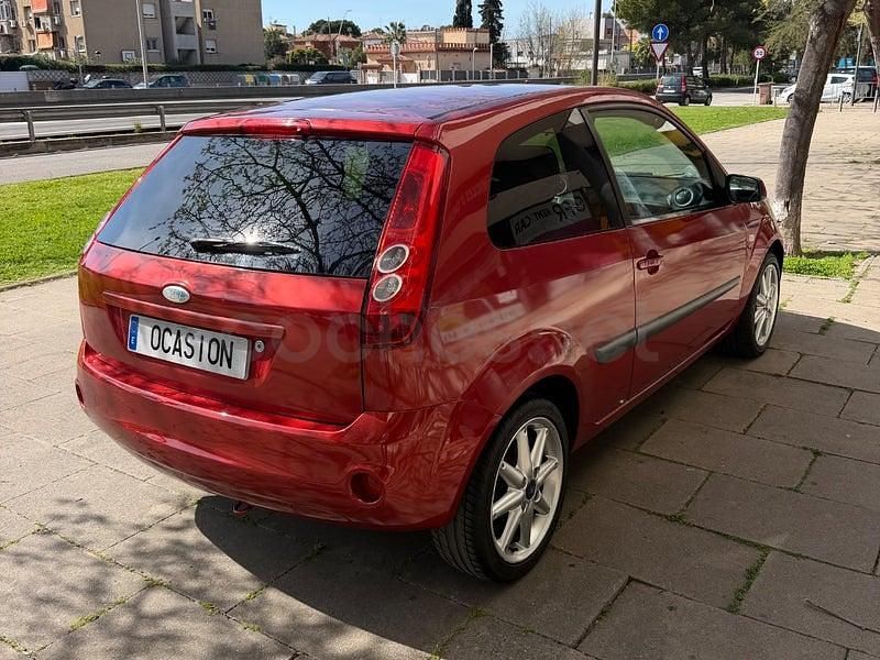 Usado Ford Fiesta Ambiente 70 CV (51 kW) 2007 Granate Utilitario