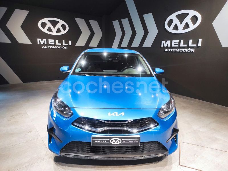 Azul Usado 2022 Kia Ceed Berlina | 17.900 € (Un poco caro) - Imagen 1/4