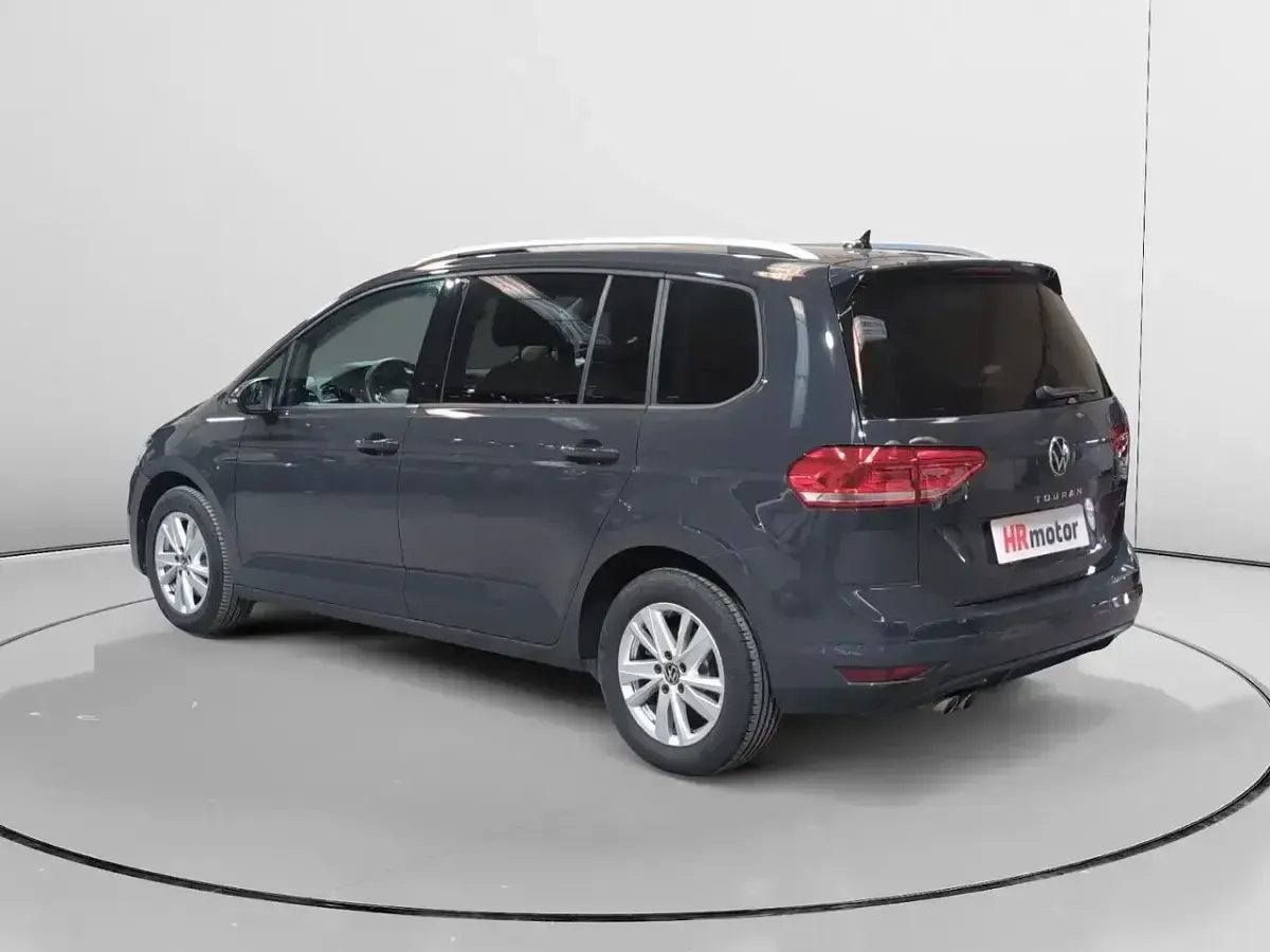 Usado VW Touran Advance 150 CV (110 kW) 2023 Gris / plata Monovolumen