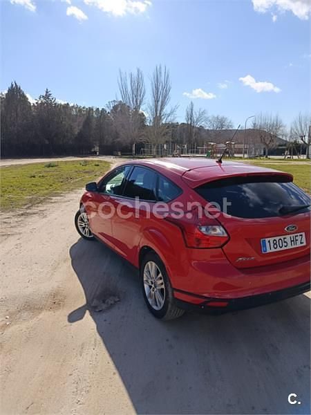 Usado Ford Focus Trend 105 CV (77 kW) 2011 Rojo Berlina