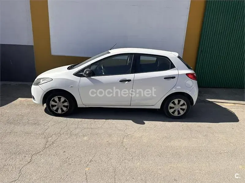 Usado Mazda 2 Active 68 CV (50 kW) 2008 Blanco Utilitario