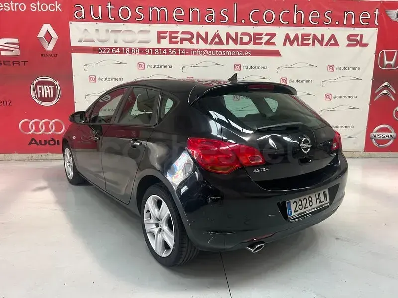 Usado Opel Astra Selective 140 CV (102 kW) 2012 Negro Berlina