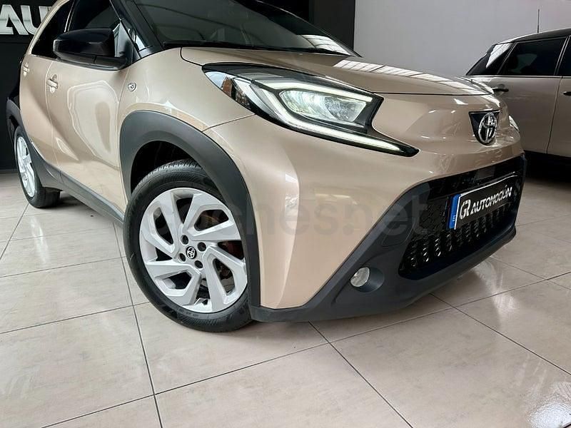 Usado Toyota Aygo X Play 72 CV (52 kW) 2022 Beige SUV