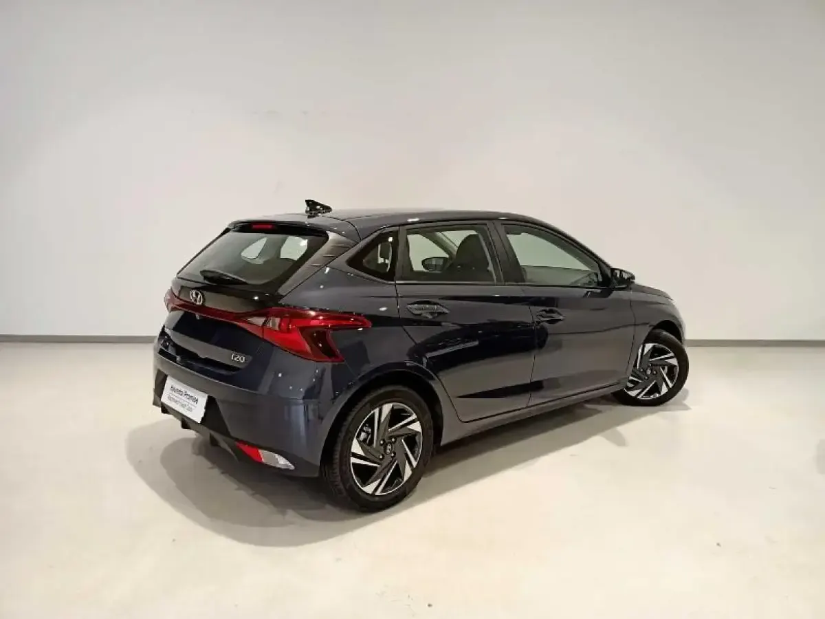 Usado Hyundai i20 100 CV (73 kW) 2023 Gris/plata Utilitario