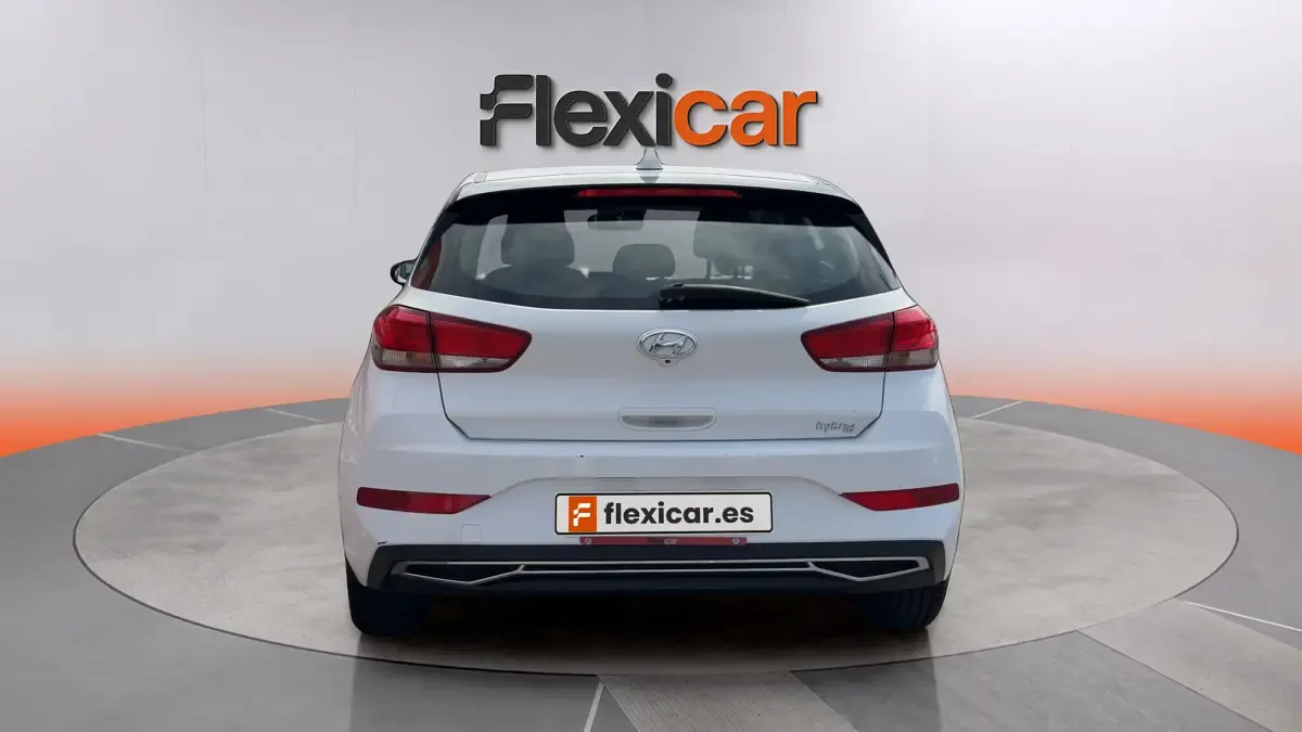 Usado Hyundai i30 120 CV (88 kW) 2021 Blanco Berlina