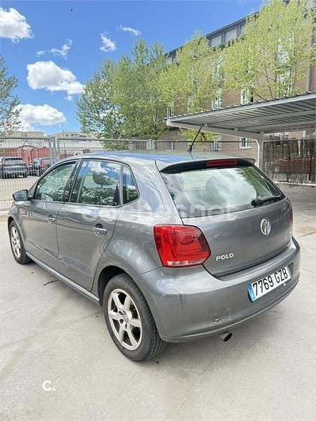Usado VW Polo Advance 90 CV (66 kW) 2010 Gris / plata Utilitario