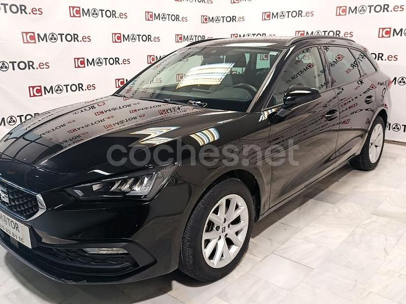 Usado Seat Leon Style 130 CV (95 kW) 2021 Negro Familiar