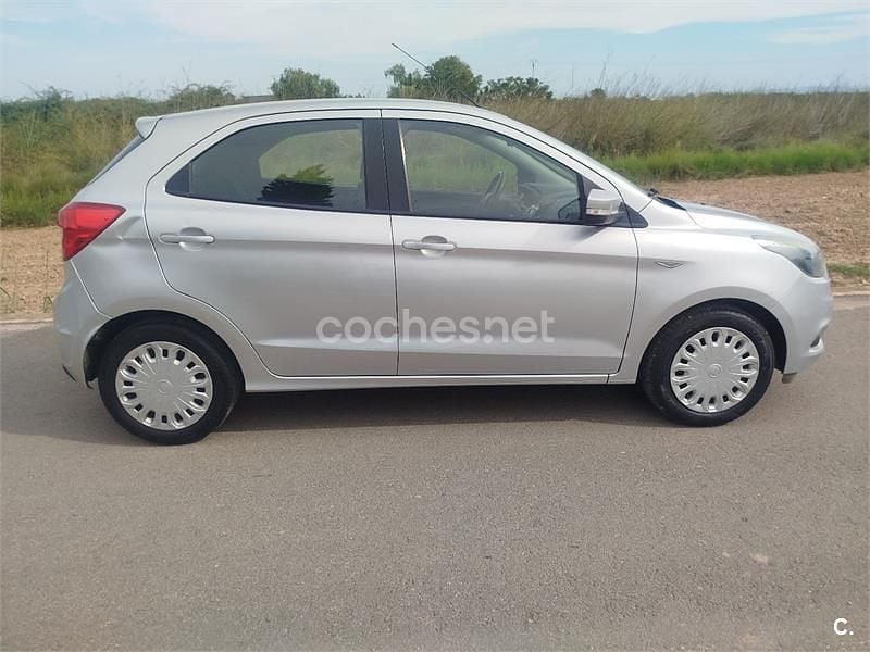 Usado Ford Ka Plus 70 CV (51 kW) 2017 Gris / plata Utilitario