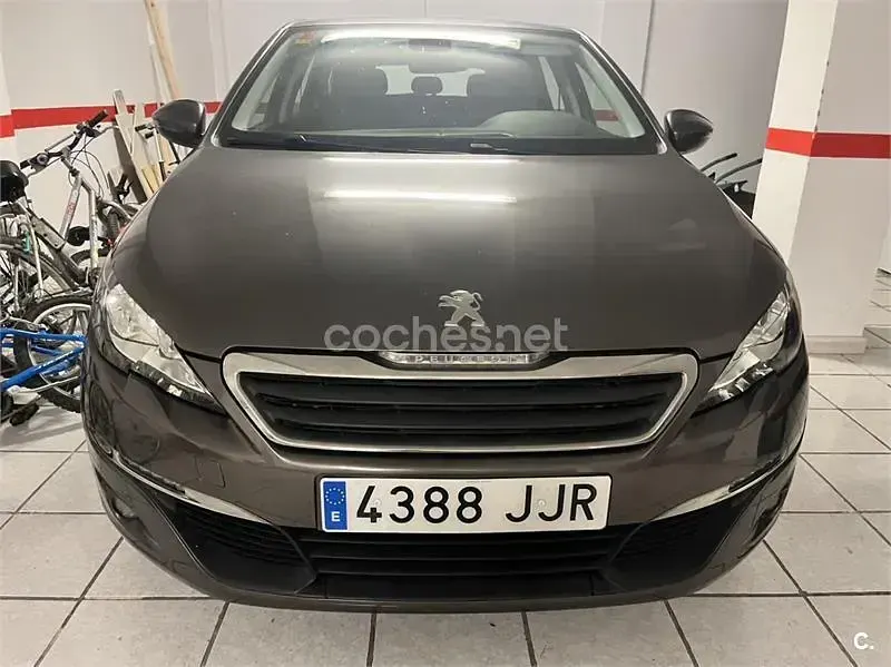 Usado Peugeot 308 SW Active 100 CV (73 kW) 2015 Gris / plata Familiar