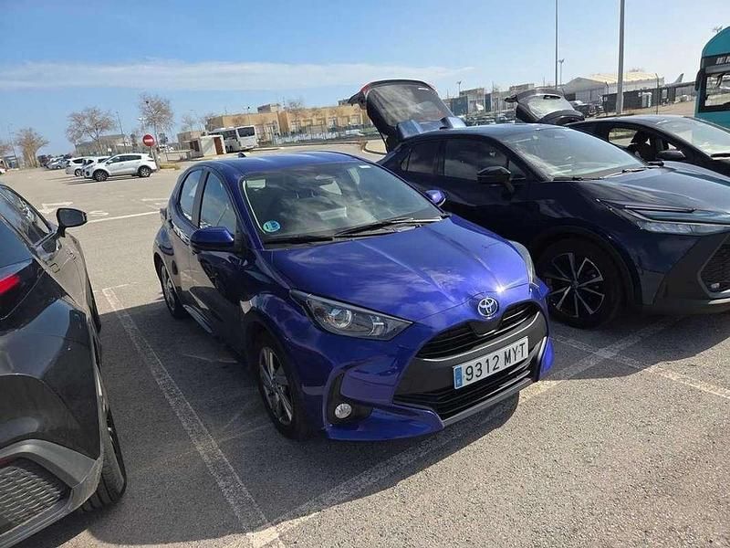 Usado Toyota Yaris Hybrid Active 116 CV (85 kW) 2025 Azul Utilitario