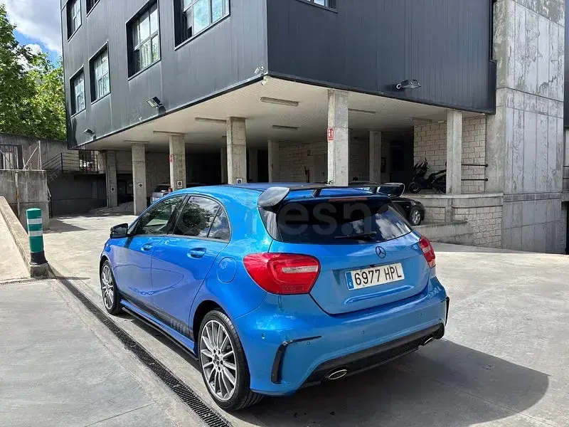 Usado Mercedes A180 AMG line 109 CV (80 kW) 2013 Azul Utilitario