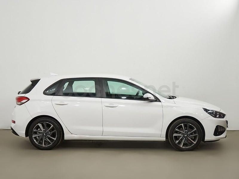 Usado Hyundai i30 110 CV (80 kW) 2024 Blanco Berlina