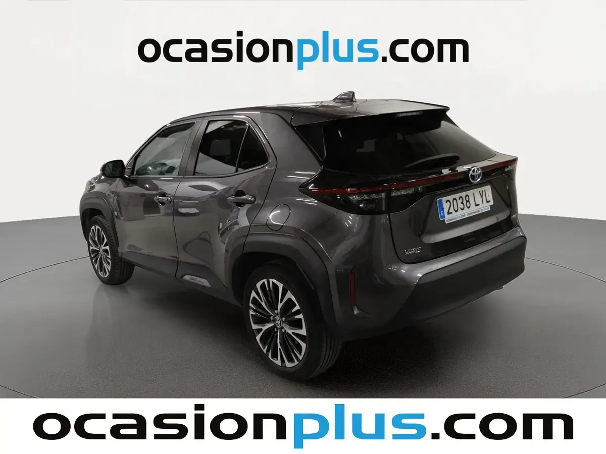 Usado Toyota Yaris Hybrid Plus 116 CV (85 kW) 2022 Gris SUV