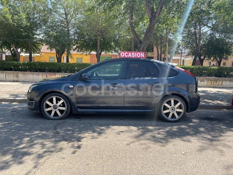 Usado Ford Focus Sport 109 CV (80 kW) 2005 Azul Berlina