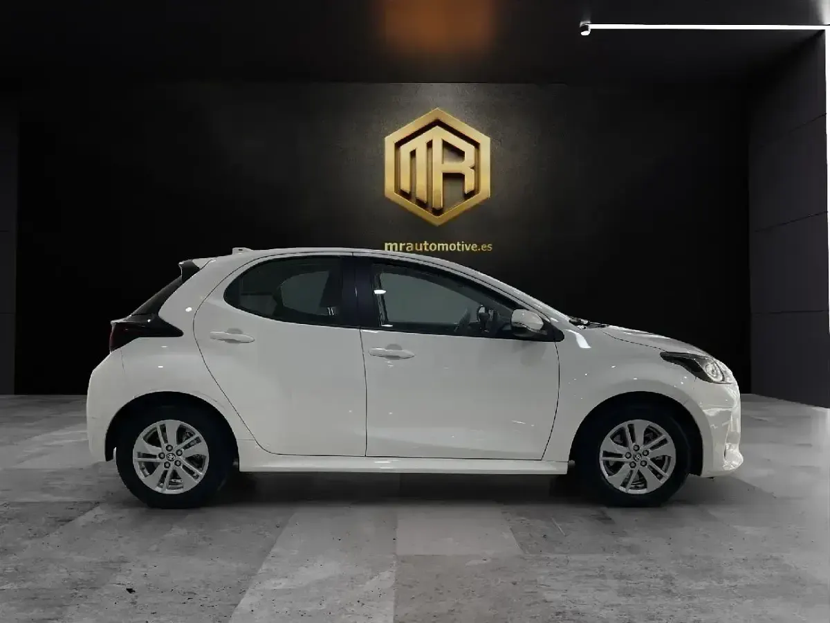 Usado Toyota Yaris Business Edition 115 CV (84 kW) 2024 Blanco Utilitario