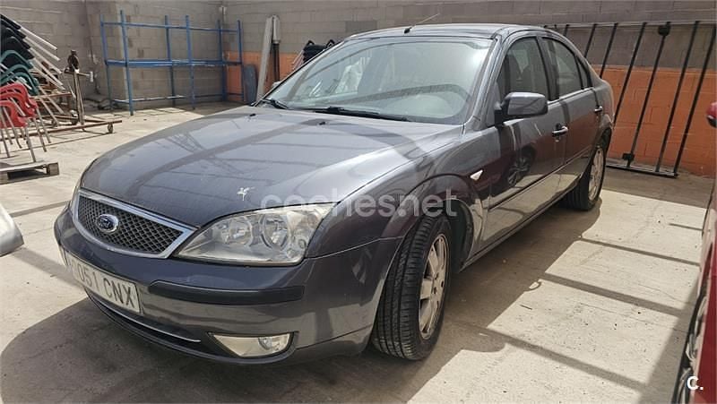 Usado Ford Mondeo Ghia 130 CV (95 kW) 2003 Gris / plata Berlina